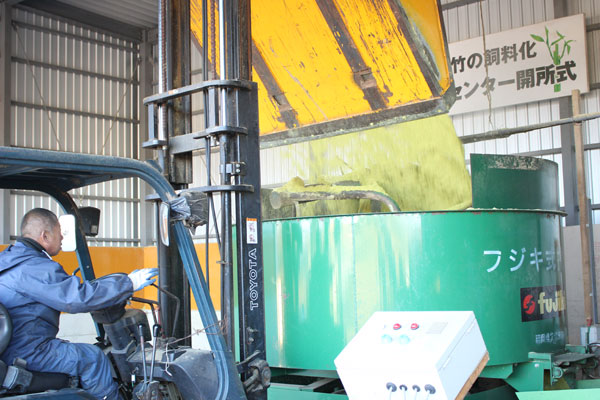 パウダーと糖蜜の混合の画像