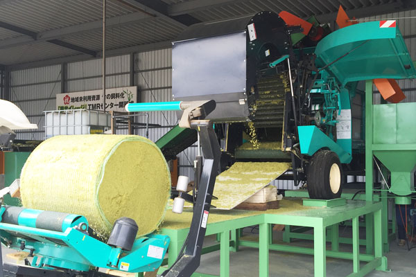 ロールペーラーで円筒状に固めるの画像