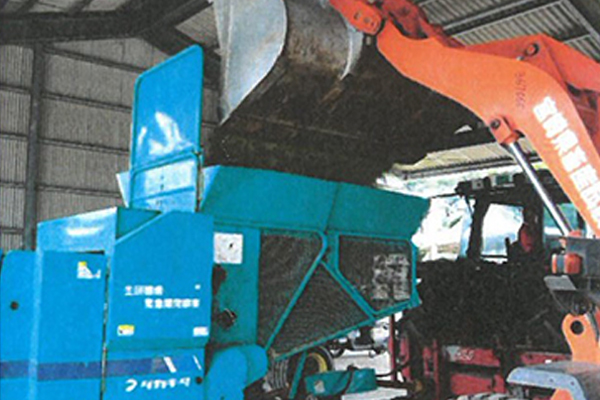 細断型ロールベーラーへ投入の画像